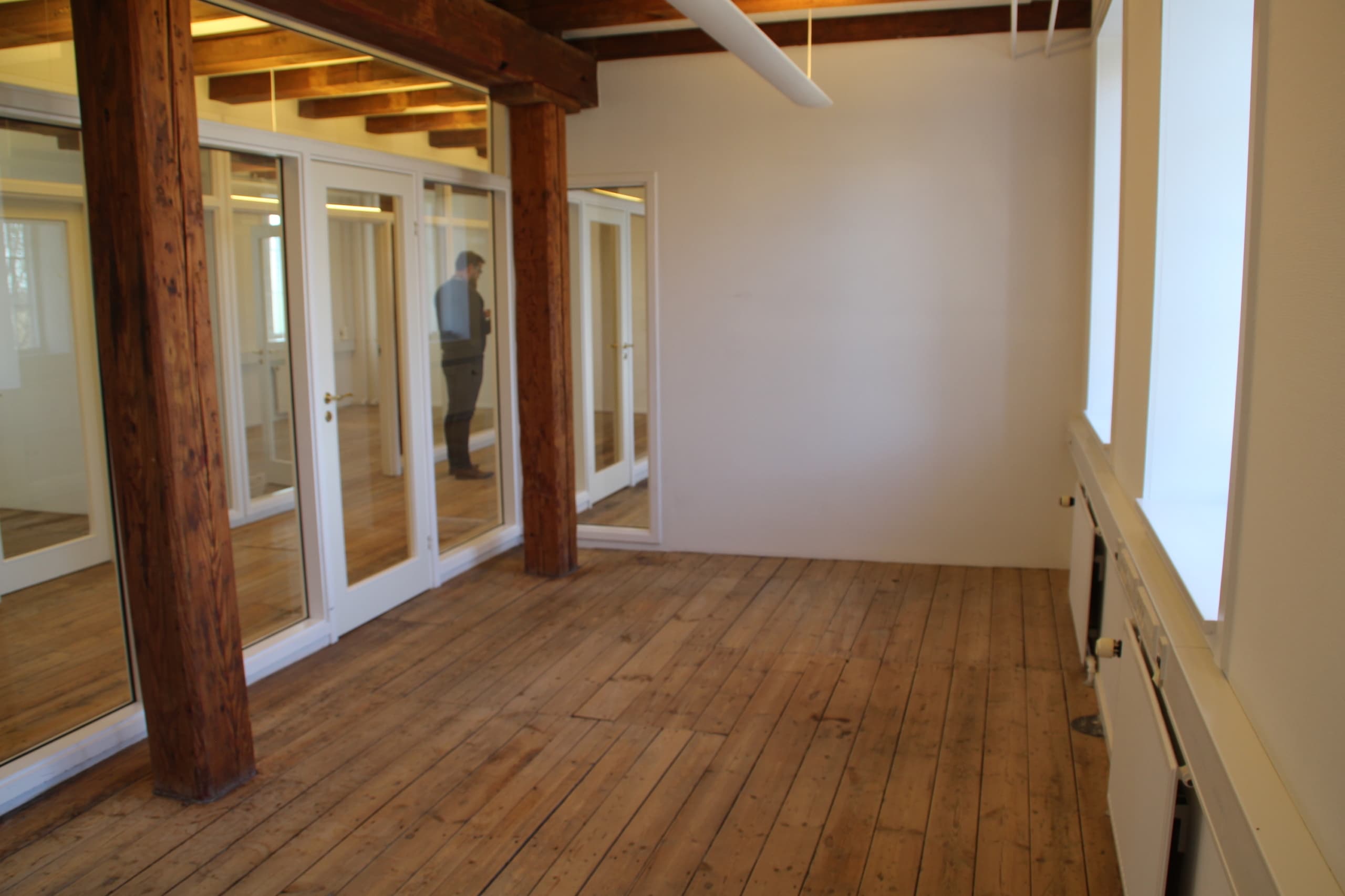 Et lukket kontor i Nivå med plads til cirka 2-3 personer. Det er velegnet til mange typer erhverv.